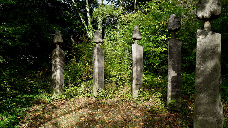 Skulpturen unterhalb vom Schloss Friedrichstein